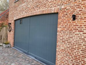 Massieve houten poort gelakt in een RAL kleur
